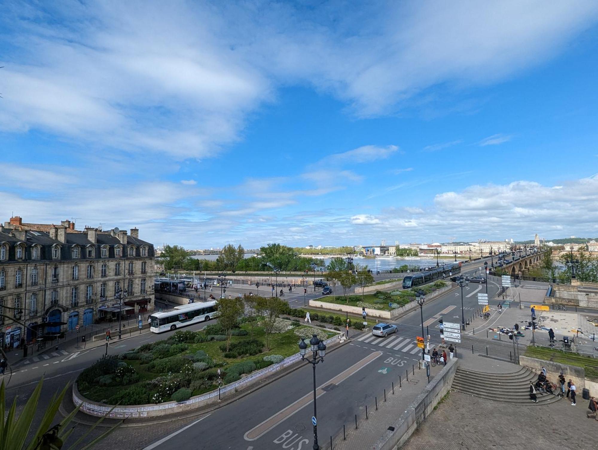 Appartement De Charme Sous Les Toits Avec Vue Sur La Garonne Bordeaux Exterior photo