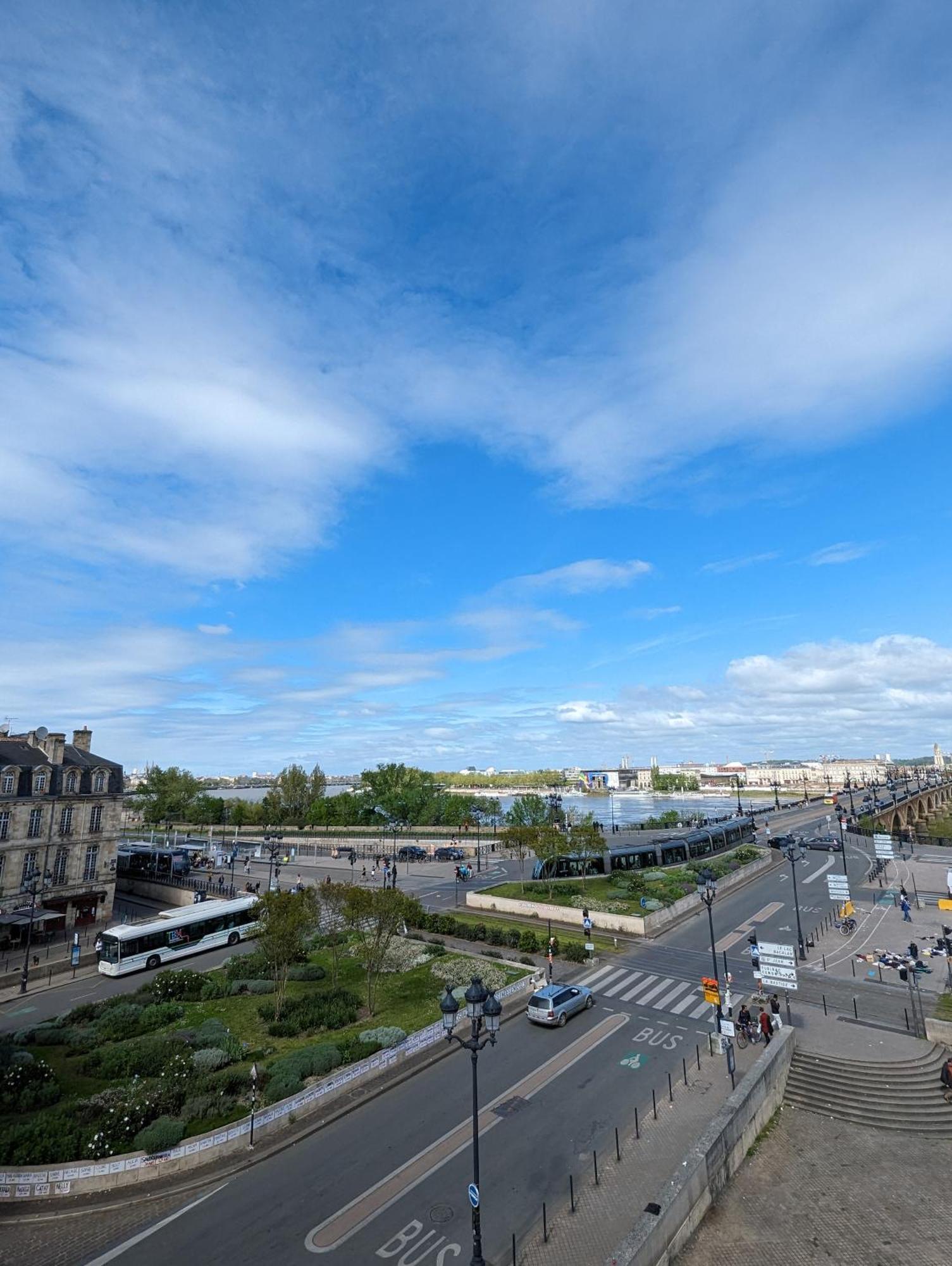 Appartement De Charme Sous Les Toits Avec Vue Sur La Garonne Bordeaux Exterior photo